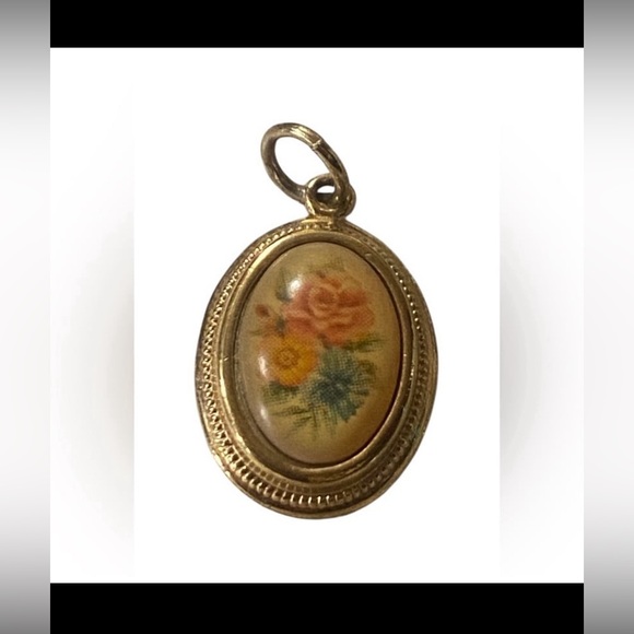 Unique Vintage Jewelry - MAKE AN OFFER 🍒 Vintage Costume Avon Flower Pendant #9107